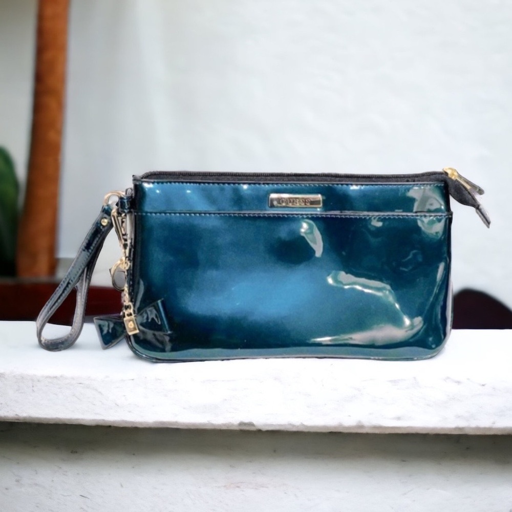 Guess emerald colored 𝅺‘Patent leather’ clutch.